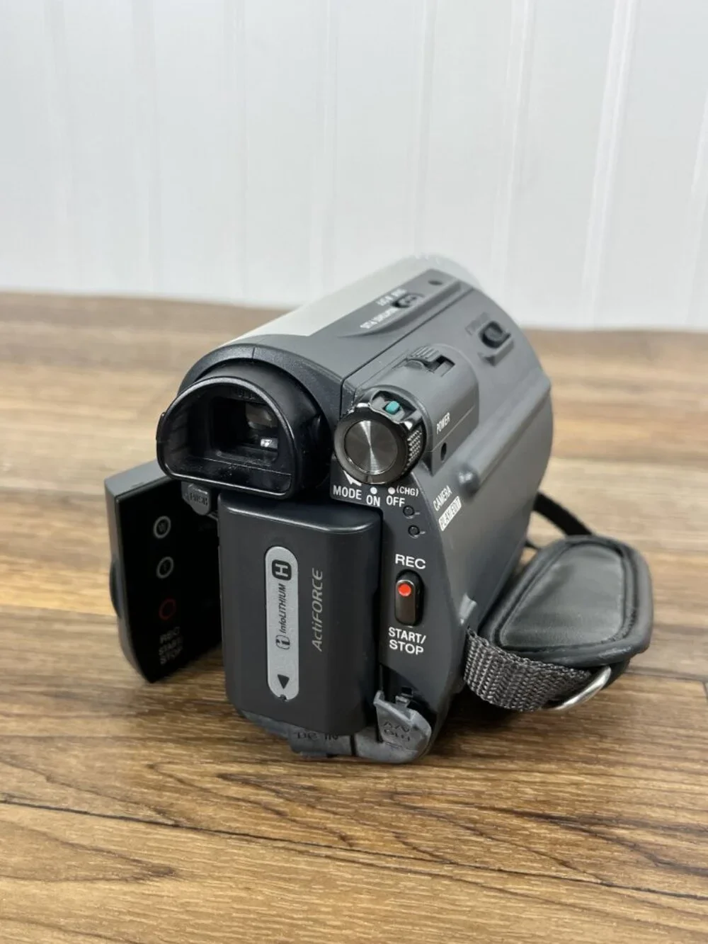 Sony Handycam DCR-HC38 Digital Video Camera MiniDv FOR PARTS READ